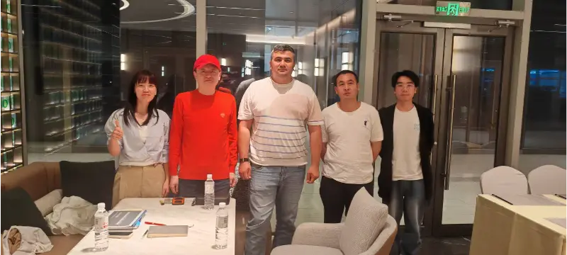 Лиза разговара о пословању са клијентом из централне Азије Лиза разговара о пословању са клијентом из централне Азије